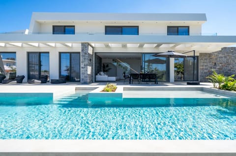 Property building, Patio, Day, Swimming pool, sunbed