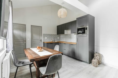 Kitchen or kitchenette, Dining area