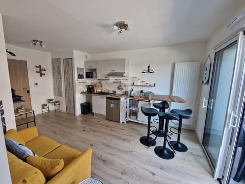 Kitchen or kitchenette, Living room, Seating area, Dining area, stove, toaster