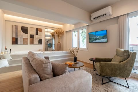 Communal lounge/ TV room, TV and multimedia, Living room, Seating area, air conditioner