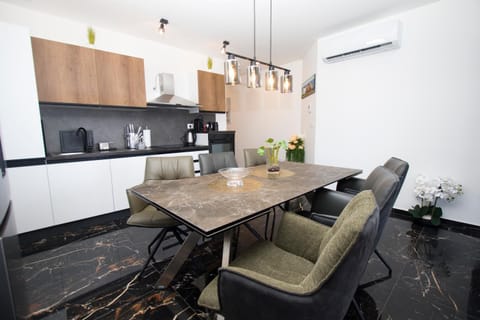 Kitchen or kitchenette, Seating area, Dining area