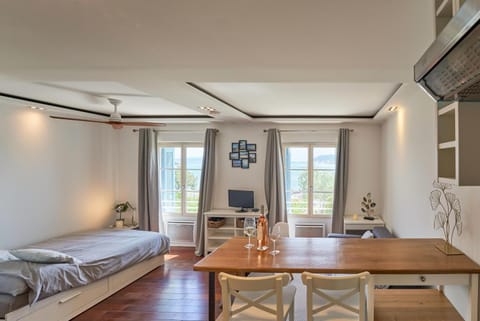 TV and multimedia, Photo of the whole room, Dining area, Bedroom