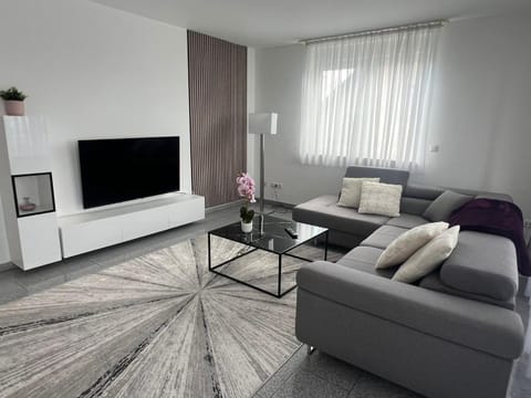 Communal lounge/ TV room, TV and multimedia, Living room, Seating area, Evening entertainment