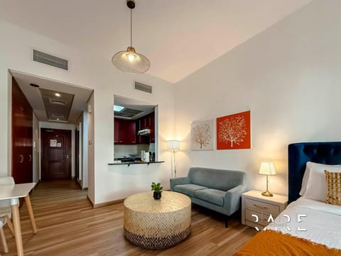 Bed, TV and multimedia, Kitchen or kitchenette, Living room, Decorative detail, Seating area, air conditioner