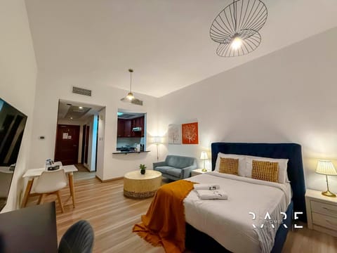 Bed, TV and multimedia, Kitchen or kitchenette, Photo of the whole room, Decorative detail, Seating area, Dining area, towels, air conditioner