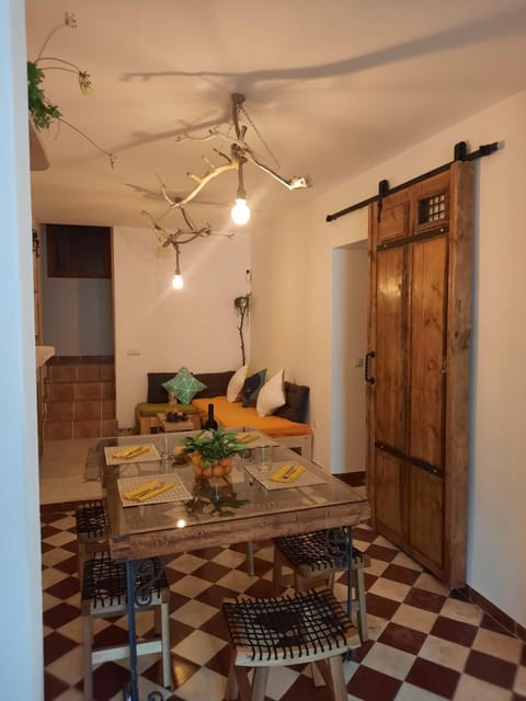 Living room, Seating area, Dining area, fireplace