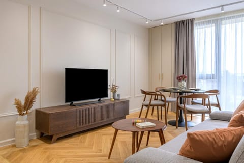 TV and multimedia, Living room, Seating area, Dining area, Evening entertainment