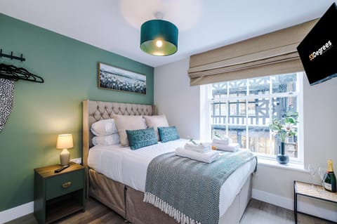 Bed, TV and multimedia, Bedroom