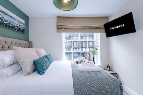 Bed, TV and multimedia, Bedroom