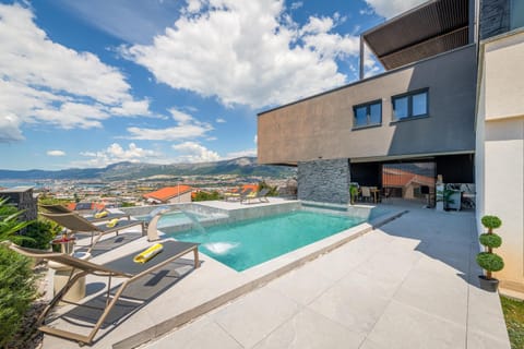 Property building, View (from property/room), Balcony/Terrace, Mountain view, Swimming pool, sunbed