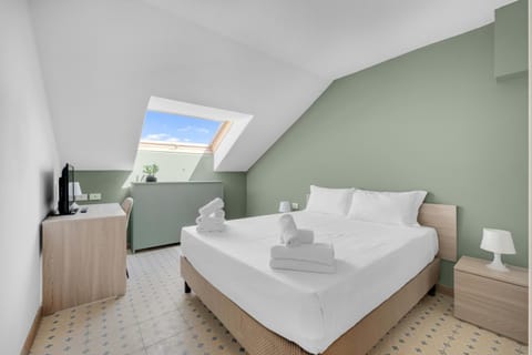 Bed, Bedroom, towels