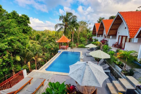 Swimming pool, sunbed
