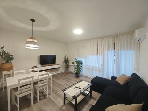Living room, Dining area, internet