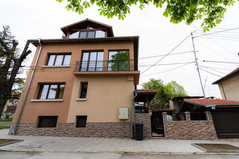 Къща с апартаменти за нощувка - Pleven Apartment in Pleven