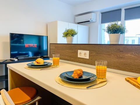 TV and multimedia, Food and drinks, Dining area, Food, air conditioner