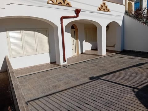 Property building, Day, Time of day, Parking