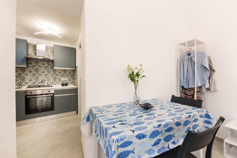 Kitchen or kitchenette, Dining area, stove