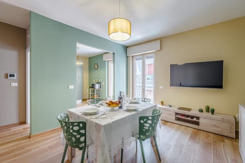 TV and multimedia, Living room, Seating area, Dining area