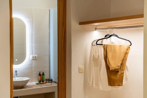 Shower, Bathroom, towels, wardrobe