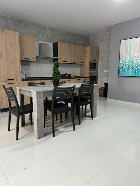 Kitchen or kitchenette, Dining area, oven, stove