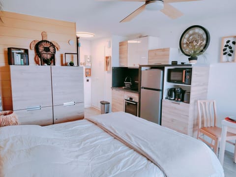 Bed, Kitchen or kitchenette, oven