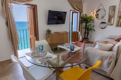 Communal lounge/ TV room, TV and multimedia, Living room, Dining area, Sea view