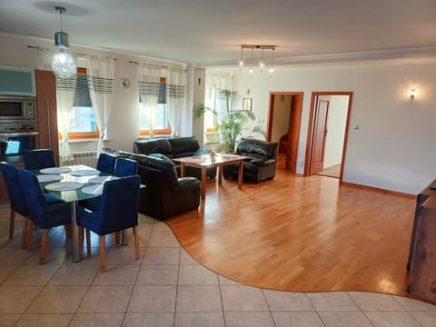 TV and multimedia, Living room, Seating area, Dining area