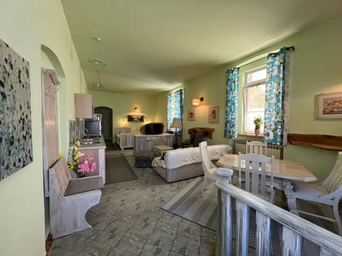 TV and multimedia, Kitchen or kitchenette, Living room, Seating area