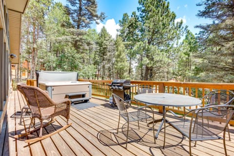 4 Mi to Angel Fire Resort Retreat with Hot Tub House in Angel Fire
