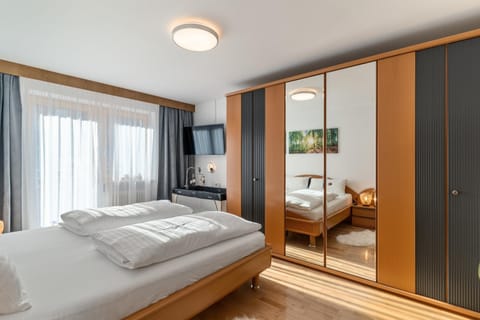 Bed, TV and multimedia, Balcony/Terrace, Photo of the whole room, Bedroom, towels, wardrobe