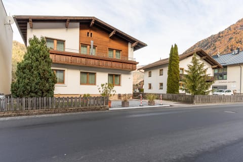 Property building, Day, Neighbourhood, Street view, Parking