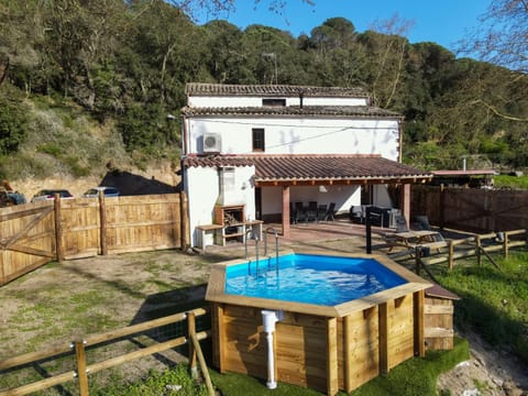 Property building, Patio, Balcony/Terrace, Swimming pool