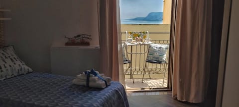 Natural landscape, View (from property/room), Balcony/Terrace, Photo of the whole room, Bedroom, Sea view
