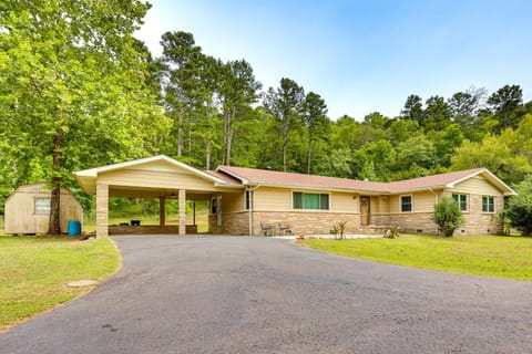 Mt Ida Home with Patio 11 Mi to Lake Ouachita! House in Arkansas