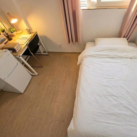 Photo of the whole room, Bedroom