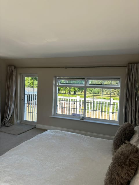 Bed, View (from property/room), Balcony/Terrace, Bedroom