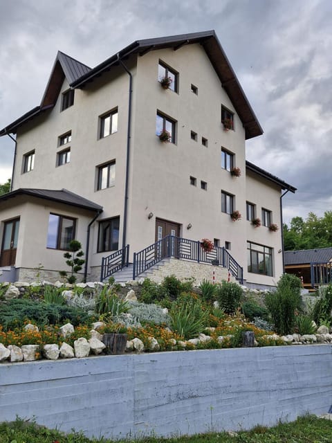 Property building, Spring, Day, Garden, Garden view