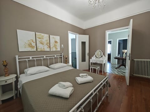 Bed, Photo of the whole room, Bedroom, internet, towels