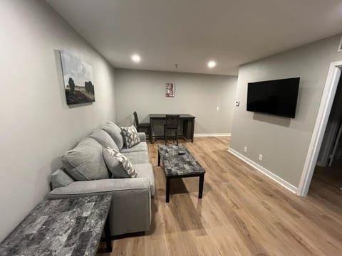 Aksarben Area-Near I80 & UNO Apartment in Omaha