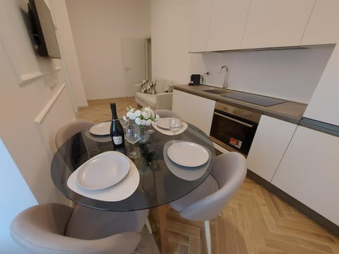 Kitchen or kitchenette, Living room, Seating area, Dining area, stove