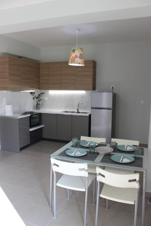 Kitchen or kitchenette, Dining area, minibar, stove