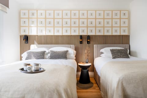 Bed, Coffee/tea facilities, Photo of the whole room, Decorative detail, Non alcoholic drinks, Non alcoholic drinks, older children, older children, older children, group of guests, group of guests, group of guests