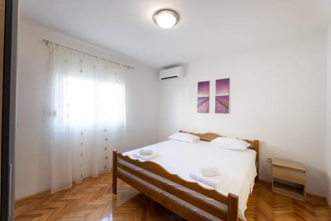 Bedroom, air conditioner