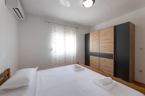 Bed, Photo of the whole room, Bedroom, wardrobe, air conditioner