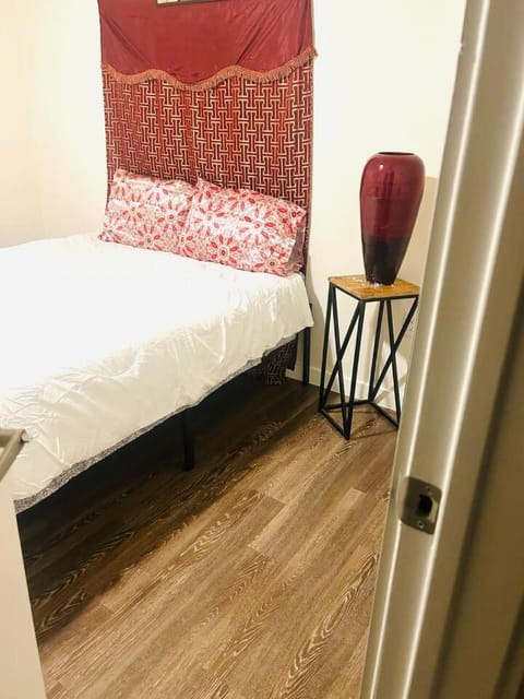 The LagoonSide LoungeAway Apartment in La Marque