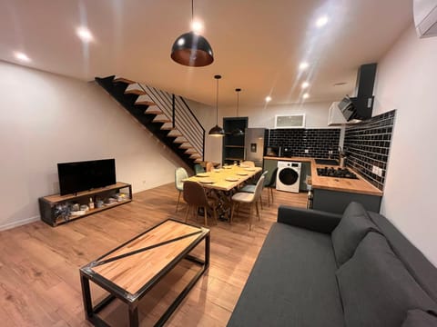 TV and multimedia, Kitchen or kitchenette, Living room, Seating area
