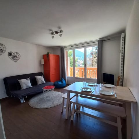 Photo of the whole room, Seating area, Dining area