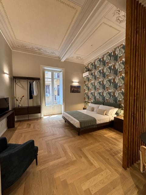 Bed, TV and multimedia, Photo of the whole room, Bedroom