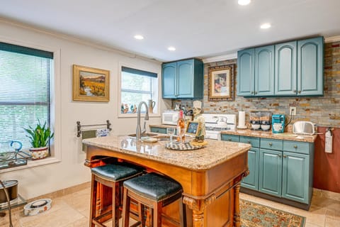 Chateau on Compass Creek Quiet Hayesville Escape Apartment in Shooting Creek