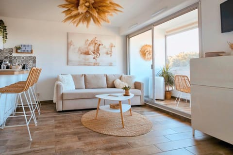 TV and multimedia, Living room, Seating area, Dining area, air conditioner